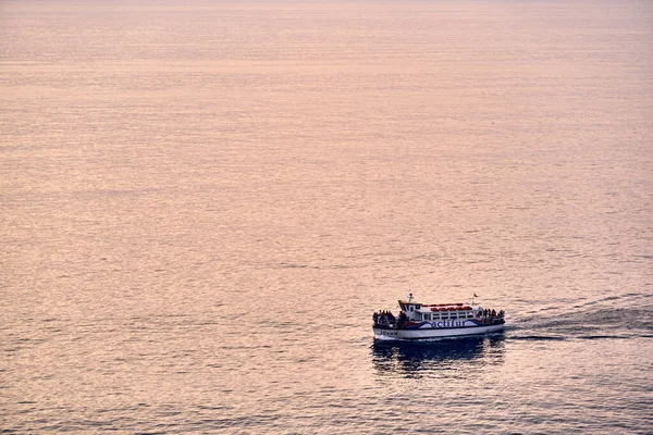 Lastres Hiszpania Września 2021 Łódź Wycieczkowa Zachodzie Słońca Północnym Oceanie — Zdjęcie stockowe