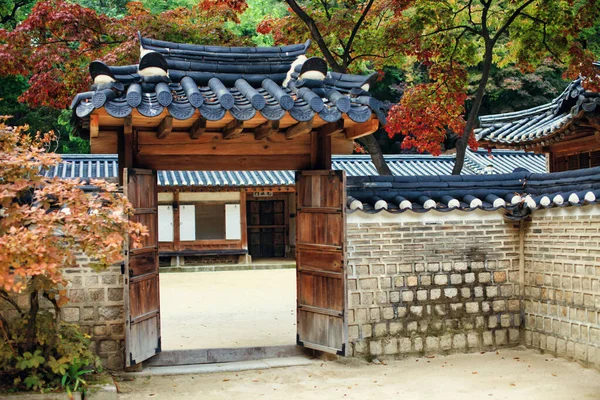 Ornate Traditional Korean Buildings Changdeokgung Royal Palace Seul Coreia Sul — Fotografia de Stock