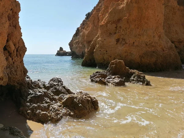 Скалистый Пляж Португалии Солнечный День — стоковое фото