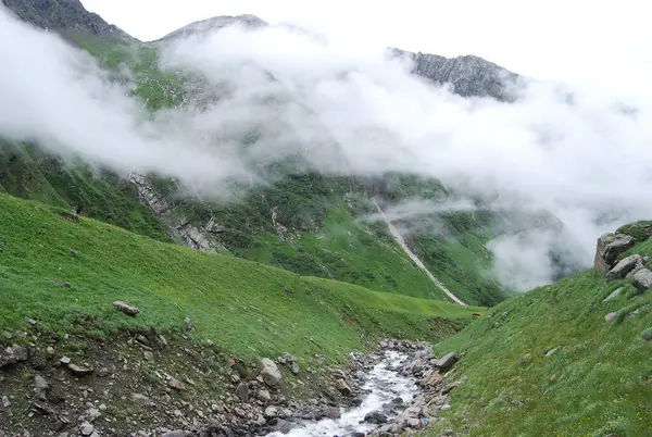 Ein Grüner Abhang Eines Berges Einem Bewölkten Morgen — Stockfoto