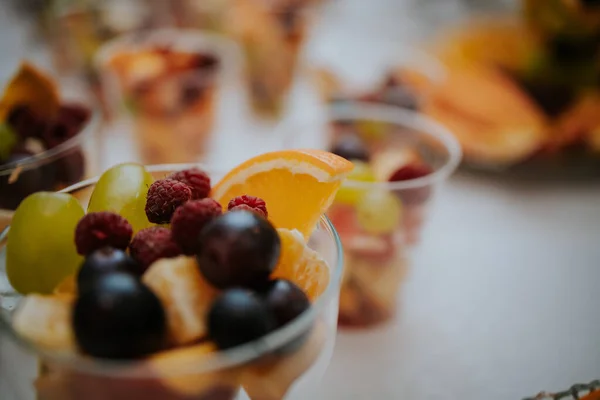 Una Mesa Buffet Con Surtido Frutas — Foto de Stock