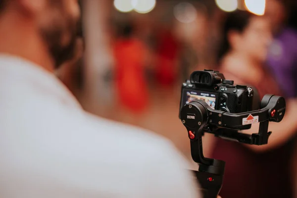 Ein Kameramann Filmt Eine Hochzeit Mit Einer Videokamera — Stockfoto