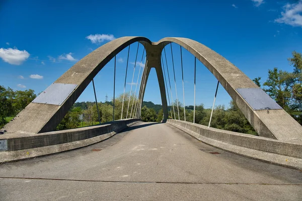 Puente Arqueado Vacío Rodeado Árboles Día Soleado — Foto de Stock