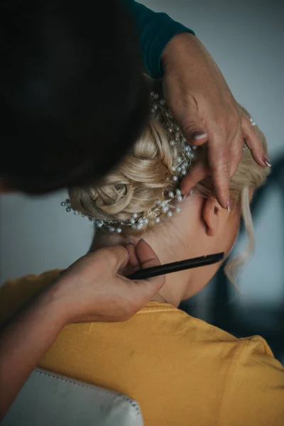 Coiffeur Coiffant Les Cheveux Une Mariée — Photo