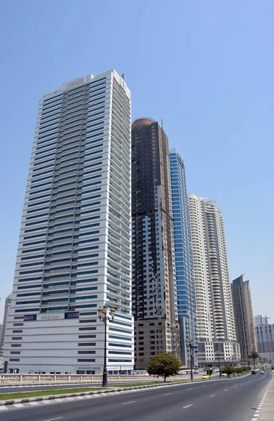 Sharjah Emiratos Árabes Unidos Junio 2016 Rascacielos Modernos Bajo Cielo —  Fotos de Stock