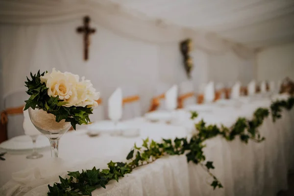 Salão Banquetes Casamento Decorado Com Flores — Fotografia de Stock