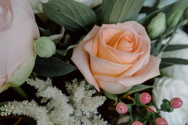 Яскраві Квіти Свіжо Підібраного Букета — стокове фото