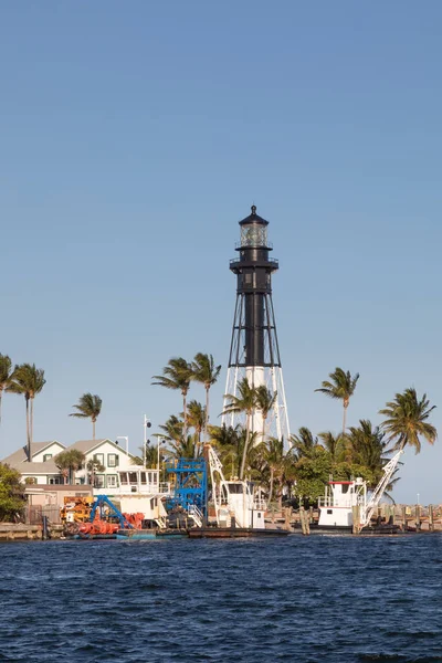 Vertikale Aufnahme Eines Rettungsschwimmers Pompano Beach Florida Umgeben Von Palmen — Stockfoto