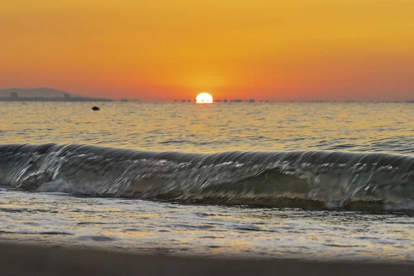 Die Wellen Krachen Bei Sonnenuntergang Auf Die Sandküste — Stockfoto