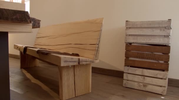 Moderní Obývací Pokoj Dřevěnou Lavicí — Stock video