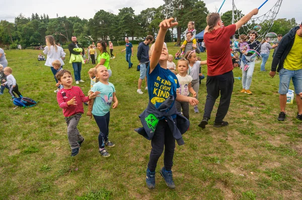 Poznan Polska Sierpnia 2021 Grupa Dzieciaków Bawiących Się Bańkami Mydlanymi — Zdjęcie stockowe