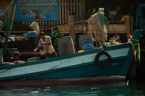 Koh Sdach Kambodie Ledna 2021 Rybářské Lodě Rybáři Rybím Trhu — Stock fotografie