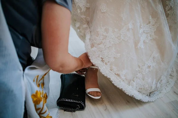 Uma Mãe Ajudando Sua Filha Noiva Colocar Seus Sapatos — Fotografia de Stock