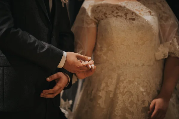 Νύφη Και Γαμπρός Κρατιούνται Χέρι Χέρι Στην Εκκλησία Κατά Την — Φωτογραφία Αρχείου