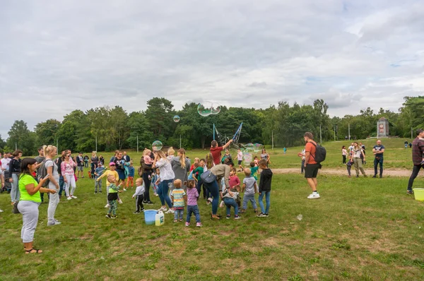 Poznan Polska Sierpnia 2021 Grupa Dzieciaków Bawiących Się Bańkami Mydlanymi — Zdjęcie stockowe