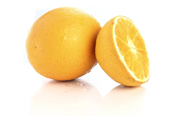 白い背景に孤立したオレンジ — ストック写真