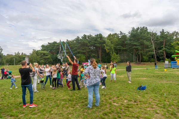 Poznan Polska Sierpnia 2021 Grupa Dzieciaków Bawiących Się Bańkami Mydlanymi — Zdjęcie stockowe