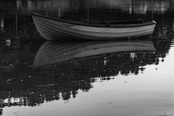 Suyu Yansıtan Eski Bir Teknenin Gri Tonlu Görüntüsü — Stok fotoğraf