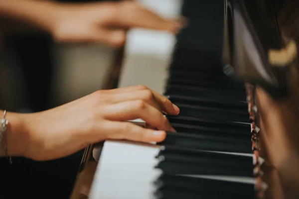 Крупный План Рук Играющих Пианино — стоковое фото