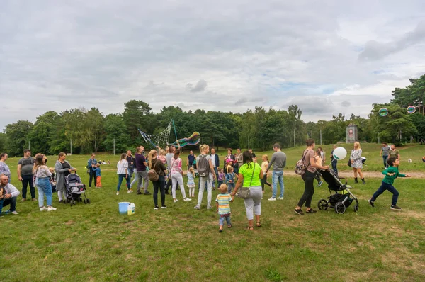 Poznan Polónia Agosto 2021 Grupo Crianças Divertindo Com Bolhas Sabão — Fotografia de Stock