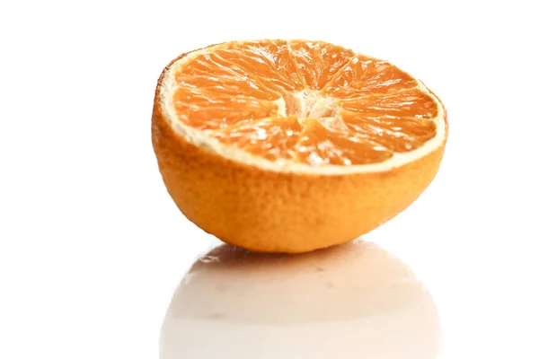 Una Naranja Aislada Sobre Fondo Blanco —  Fotos de Stock