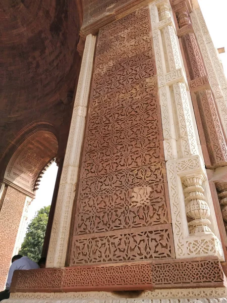 Tiro Vertical Parede Detalhes Gravura Alai Darwaza Nova Deli Índia — Fotografia de Stock