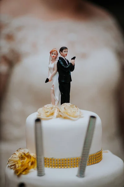Вертикальний Знімок Весільного Прикрашеного Торта Фігурками Нареченого Нареченого Вершині — стокове фото