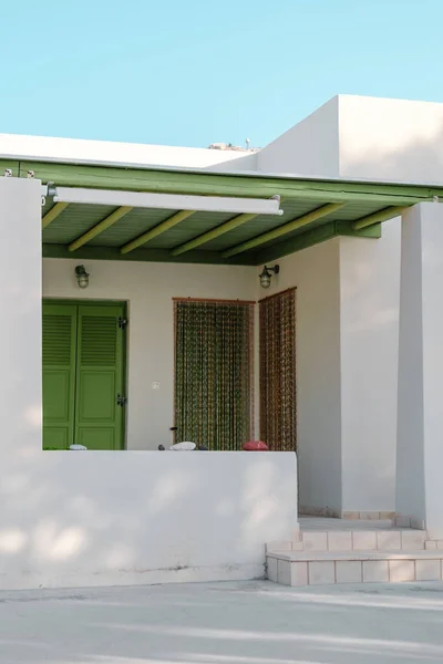 サントリーニ島 ギリシャ 2021年7月30日 ギリシャのサントリーニ島に緑のドアを持つ小さな白い家の垂直ショット — ストック写真