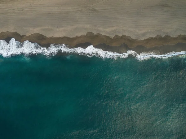 Una Foto Aerea Una Spiaggia Circondata Dal Mare Una Giornata — Foto Stock