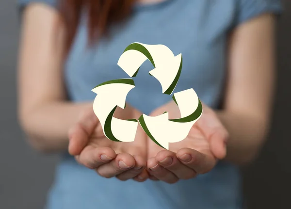 Vrouwelijke Handen Met Weergegeven Van Recycling Groen Symbool Met Afbeeldingen — Stockfoto