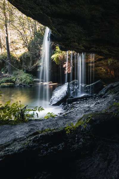 Uma Cachoeira Cênica Meio Floresta — Fotografia de Stock
