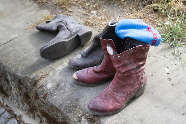 Weimar Alemanha Maio 2015 Tiro Close Botas Velhas Com Boné — Fotografia de Stock