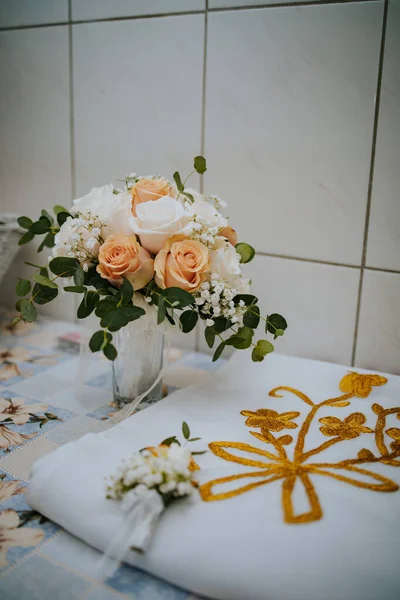 Eine Vertikale Aufnahme Schöner Rosen Der Vase Neben Dem Bestickten — Stockfoto