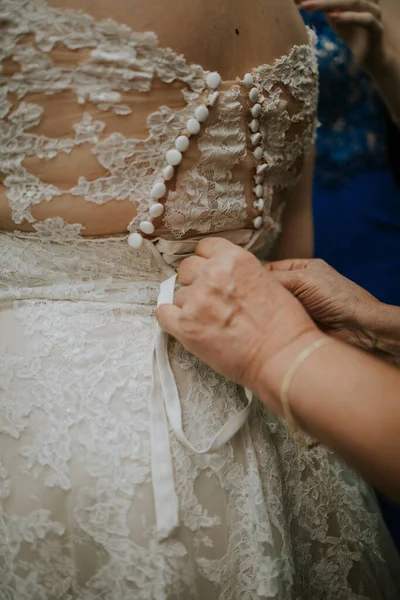 Tiro Close Mãos Femininas Amarrando Arco Nas Costas Vestido Noiva — Fotografia de Stock