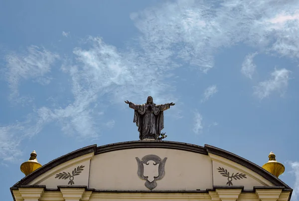 Niski Kąt Strzał Zabytkowego Dachu Budynku Podlewaną Posturą Przeciw Błękitnym — Zdjęcie stockowe