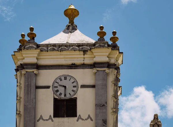 Campanile Con Orologio Contro Cielo Nuvoloso — Foto Stock