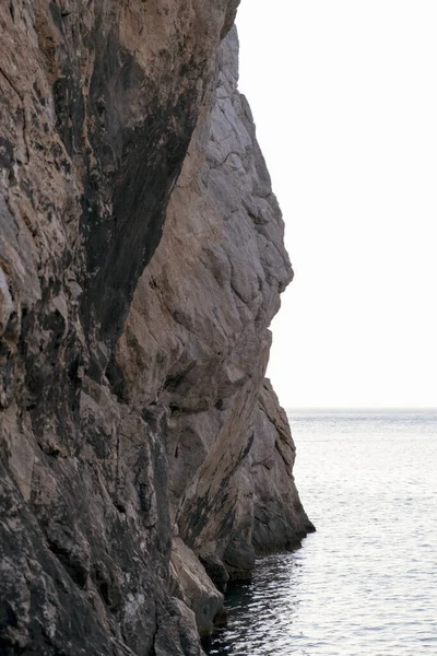 Μια Κάθετη Βολή Ενός Μεγάλου Βράχου Στη Θάλασσα — Φωτογραφία Αρχείου