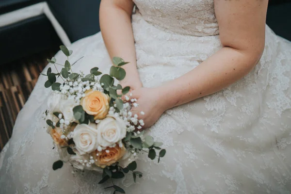 Pengantin Wanita Duduk Dan Memegang Buket Pernikahan Mawar Putih Dan — Stok Foto