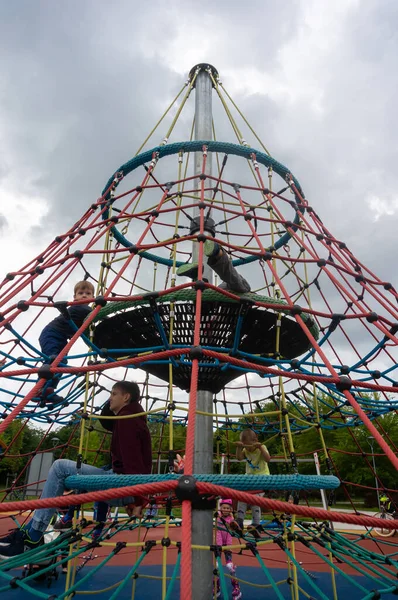 Poznan Polen August 2021 Ein Hochseilkletterturm Mit Kindern Auf Einem — Stockfoto