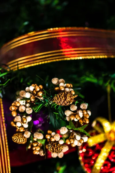 Noel Ağacında Asılı Küçük Bir Noel Çelengi Süsü — Stok fotoğraf