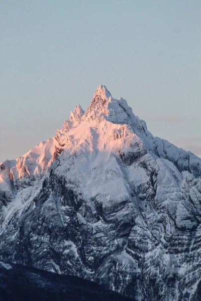 Вертикальний Знімок Гірського Піку Вулкана Вкритого Снігом Під Сонячним Світлом — стокове фото