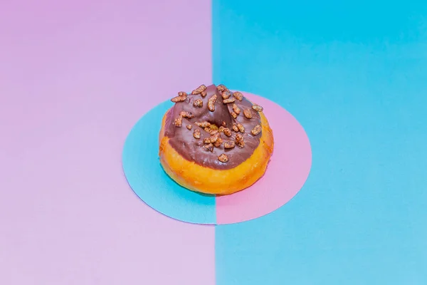 Donut Chocolate Fundo Rosa Azul — Fotografia de Stock