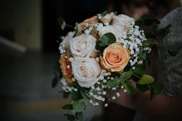 Sposa Che Tiene Mazzo Nuziale Rose Bianche Arancioni — Foto Stock