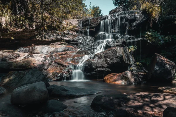 Ein Malerischer Wasserfall Mitten Wald — Stockfoto