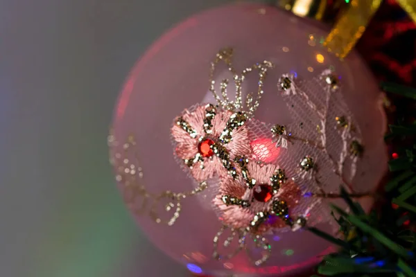 Een Closeup Shot Van Een Kerstbal Ornament Met Lichten Opknoping — Stockfoto