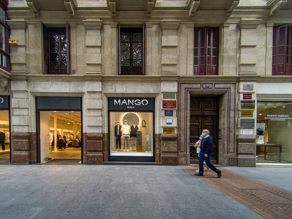 Bilbao España 2021 Tienda Marca Mango Con Señalización Fachada Edificio — Foto de Stock