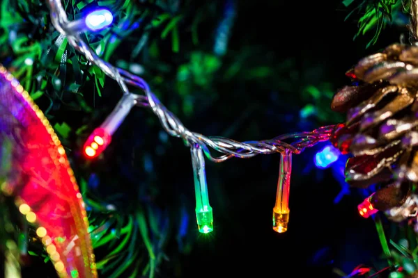 Primer Plano Luces Navidad Colgando Del Árbol Navidad — Foto de Stock