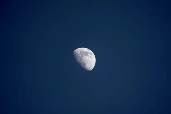 夜色中月亮在夜空中迷人的景象 — 图库照片