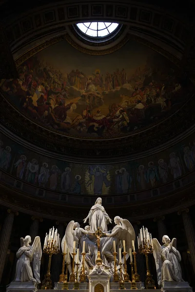 祭壇の上に聖マグダラのマリアの大理石像と美しいドームを持つ有名なルリゼ マドレーヌ教会の内部 — ストック写真