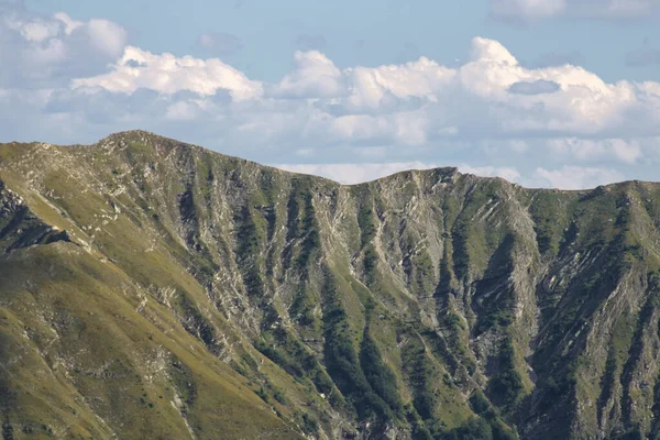 Eine Hochauflösende Aufnahme Der Bergigen Landschaft Mit Gipfeln Sonnenlicht — Stockfoto